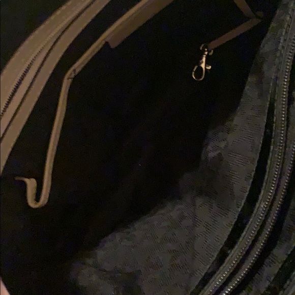 Like new MICHAEL Kors purse - Picture 5 of 8